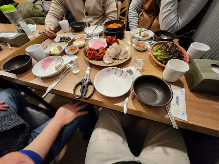 테이블 위에서 식사를 준비하는 모습