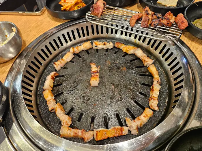 정원갈비 테이블 위에 차려진 푸짐한 돼지갈비 한상차림