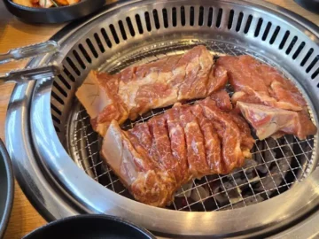 광주(경기) 정원갈비, 점심시간 직장인도 반하는 돼지갈비 맛집 정원갈비 숯불 위 지글지글 구워지는 양념 돼지갈비