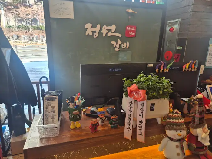 정원갈비 매장 입구와 안내데스크 모습