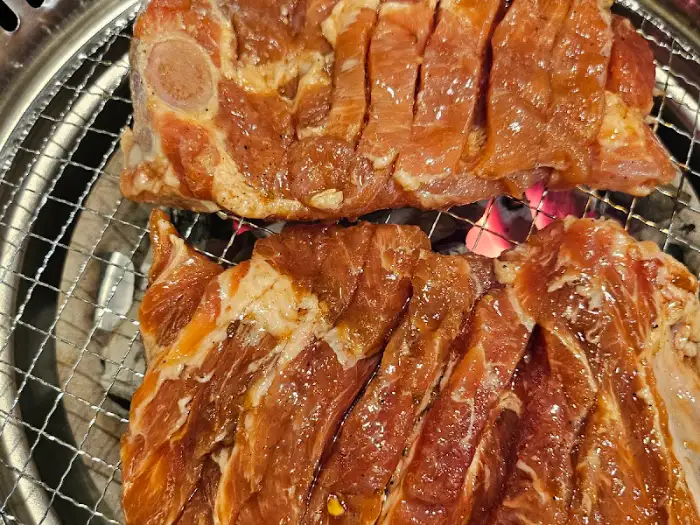 정원갈비 숯불 위에 올려진 두툼한 돼지갈비 덩어리