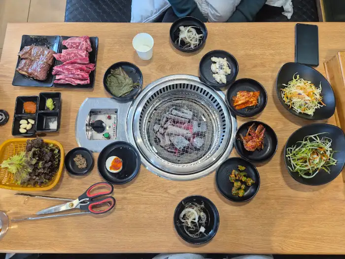 정원갈비 테이블 위 다양한 반찬과 곁들임 메뉴