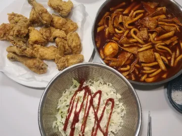 칼포니마늘치킨 인천본점의 푸짐한 치킨과 떡볶이 세트