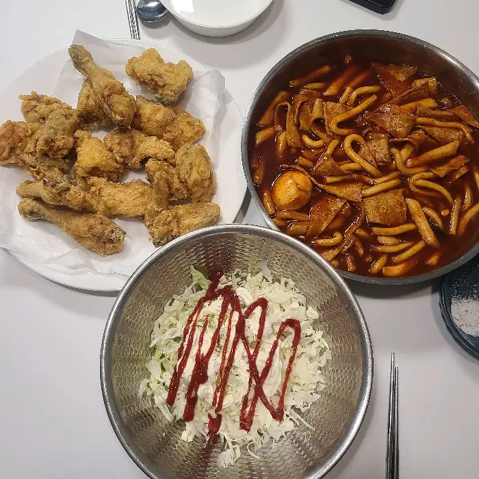 칼포니마늘치킨 인천본점의 푸짐한 치킨과 떡볶이 세트