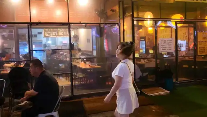 저녁 시간의 칼포니마늘치킨 인천본점 매장 외부 모습