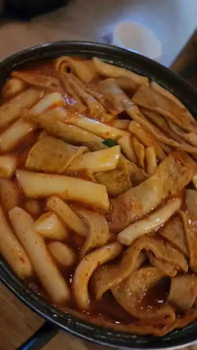 푸짐한 재료가 담긴 칼포니마늘치킨 인천본점의 즉석 떡볶이