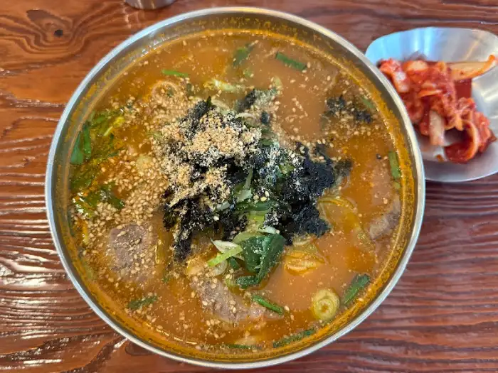 칼스토랑 본점의 장칼국수와 겉절이