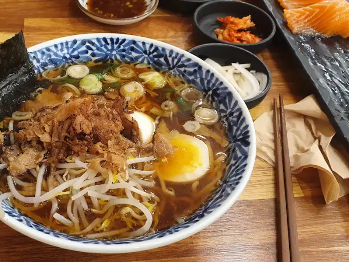 칸도라멘의 완성도 높은 라멘 한상차림과 곁들임찬