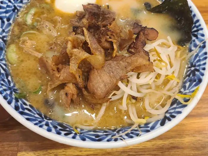 칸도라멘의 라멘에 올라간 풍성한 불향 고기 토핑 디테일