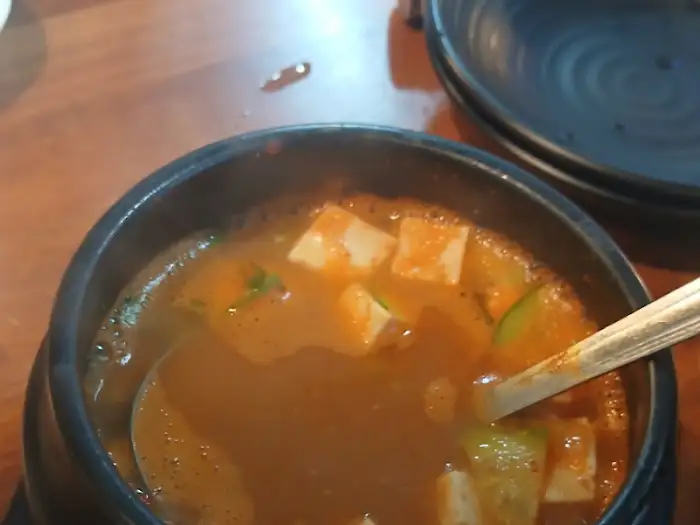 김치찌개 속 두부와 채소