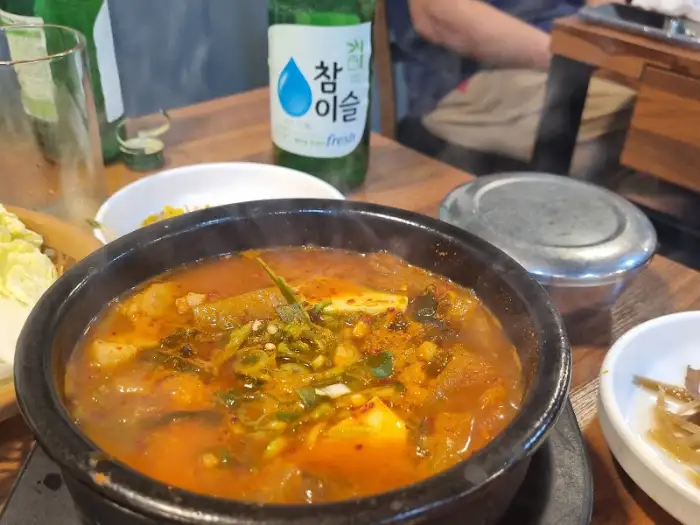 따뜻한 김치찌개 한 그릇과 소주