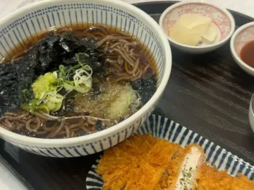 김치우동과 돈까스 정식 한상 차림