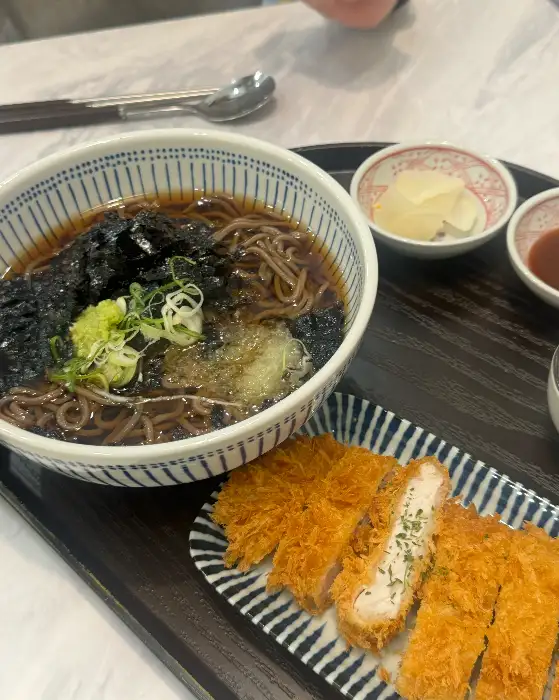 김치우동과 돈까스 정식 한상 차림