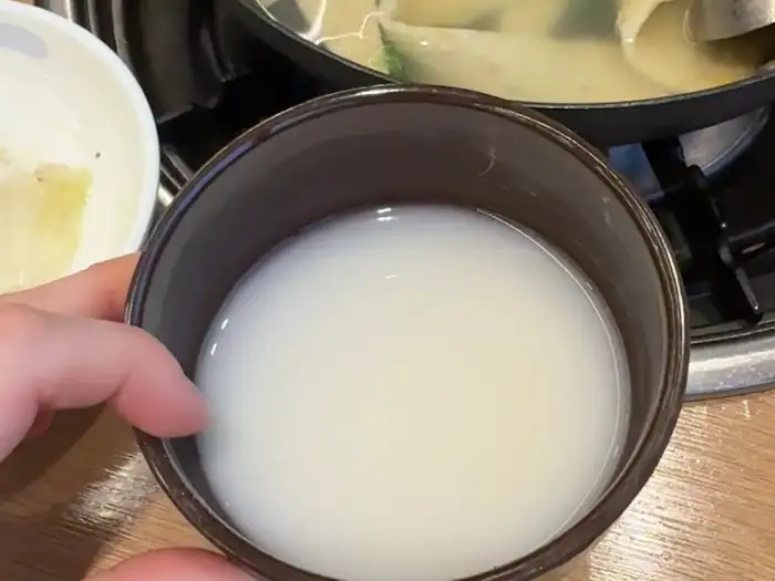 시원하게 준비된 동동주 한 잔
