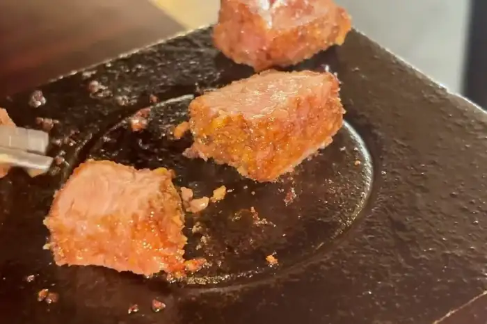 화로 위에서 맛있게 익어가는 규카츠 조각들