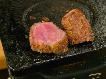 고베규카츠 부천점: 부드러움과 바삭함의 황홀한 조화, 부천 맛집 탐방 고베규카츠 부천점에서 제공되는 규카츠 한 조각이 화로 위에서 구워지고 있는 모습