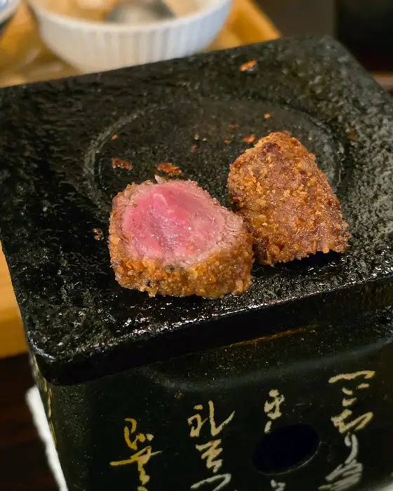 고베규카츠 부천점에서 제공되는 규카츠 한 조각이 화로 위에서 구워지고 있는 모습