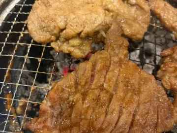 오돈에서 숯불에 구워지는 양념 갈비의 먹음직스러운 모습