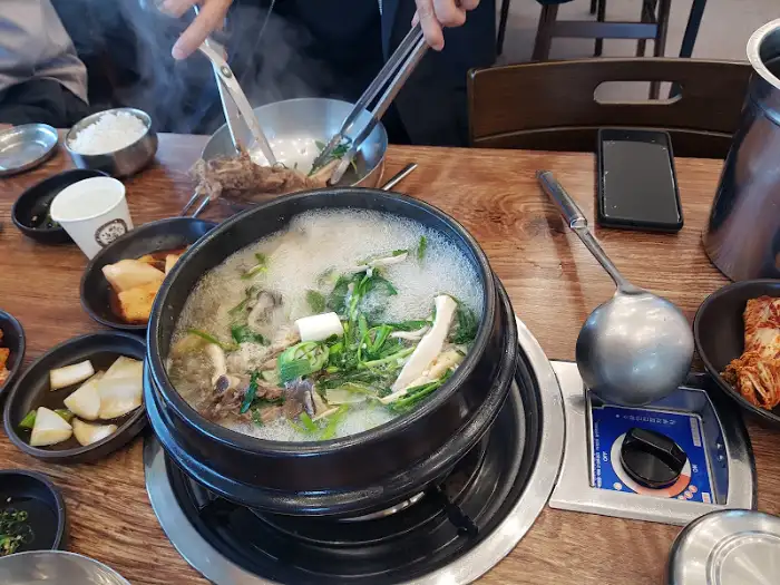갈비탕 안의 풍성한 재료와 끓고 있는 국물