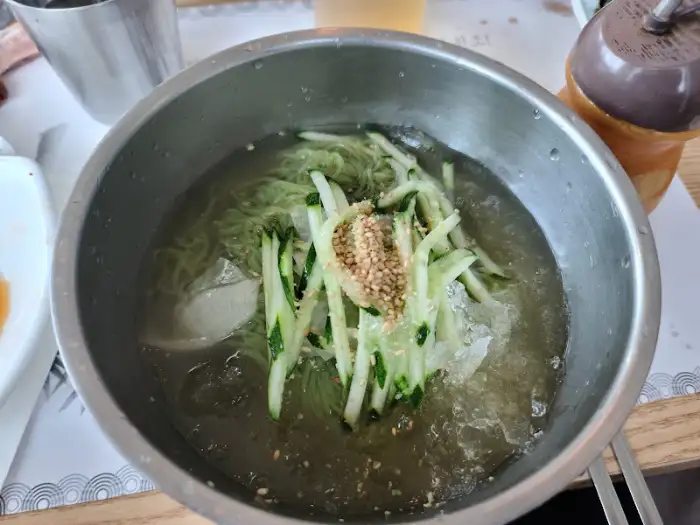 시원한 국물과 얇은 면발이 돋보이는 후식 냉면