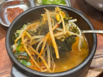 한티옥 영등포점의 진한 국물과 건더기가 푸짐한 국밥 한 그릇