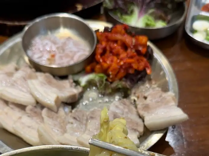 한티옥 영등포점의 부드러운 보쌈과 곁들임 음식들