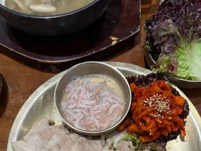 한티옥 영등포점의 보쌈 정식에 포함된 새우젓과 쌈무