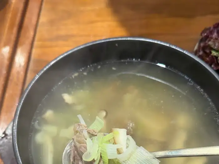 한티옥 영등포점에서 제공되는 따뜻한 국밥 국물