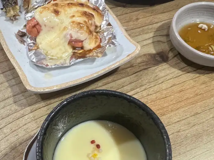 한국횟집에서 제공되는 치즈 요리와 곁들임