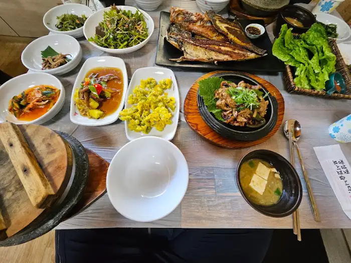 다양한 반찬과 함께 차려진 푸짐한 한상차림