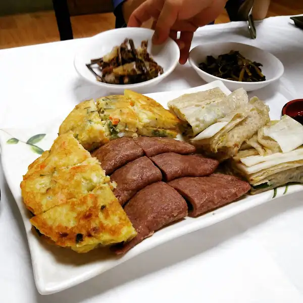 푸짐하게 차려진 명절 음식 같은 한국식 전과 밥