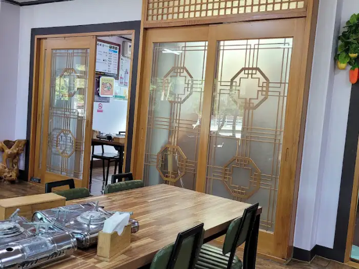 괴산 다래정 매장 내부 테이블과 한국식 인테리어