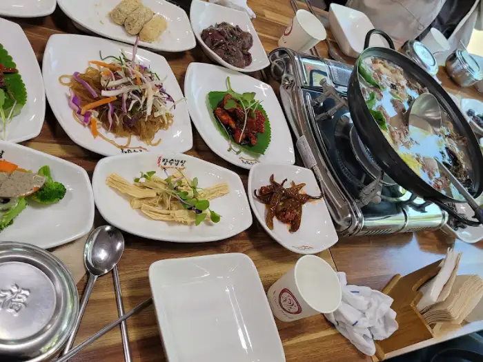 다래정 테이블 위 음식과 앞치마