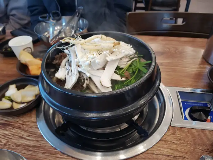 항아리갈비탕 솥과 테이블 세팅