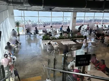 크로캣하우스 2층 통창으로 보이는 바다 전망과 넓은 테이블 공간