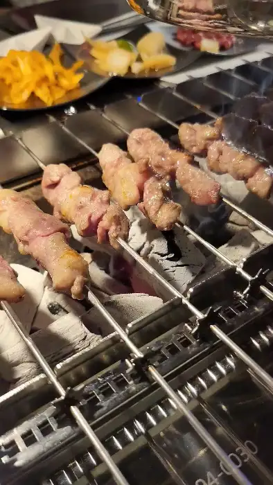 양꼬치가 숯불 위에서 맛있게 구워지고 있습니다.