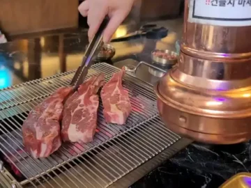 양복점 신당점에서 숯불 위에서 구워지는 양꼬치