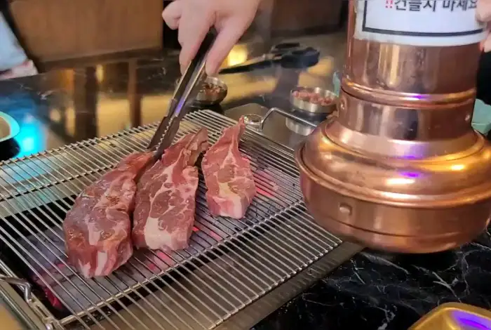 양복점 신당점에서 숯불 위에서 구워지는 양꼬치