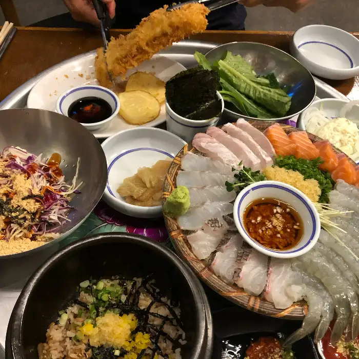 푸짐한 한 상 차림에 곁들임 메뉴와 튀김까지