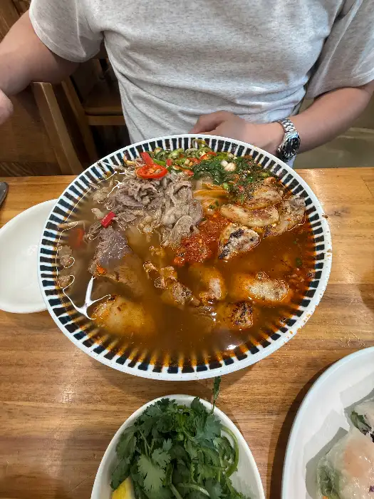 다양한 재료와 국물이 어우러진 리틀호이안의 쌀국수