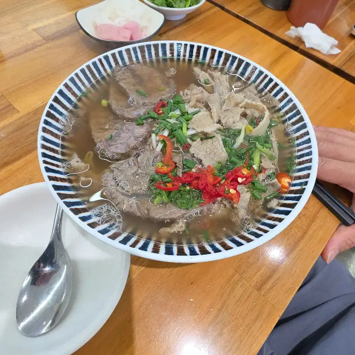 푸짐한 고기와 채소가 듬뿍 올라간 리틀호이안 쌀국수