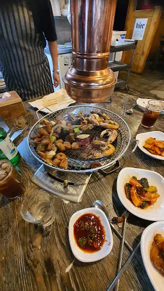 활기찬 분위기 속에서 즐기는 식사 자리