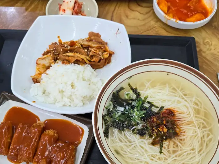 점심특선 제육덮밥, 돈까스, 잔치국수 구성