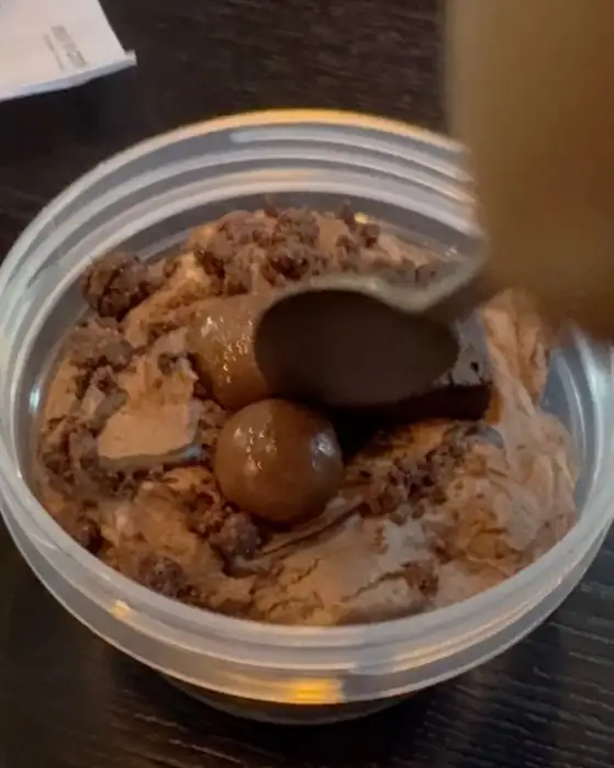 초콜릿 볼이 올라간 초콜릿 푸딩
