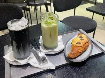 메종크로키 테이블에 놓인 음료와 디저트