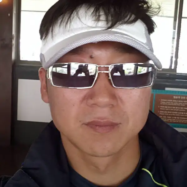 선글라스를 낀 남성의 얼굴 클로즈업