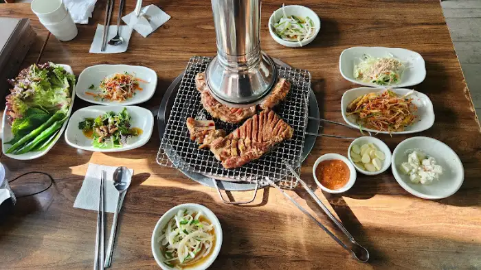 마포숯불갈비의 푸짐한 한상차림, 쌈 채소와 밑반찬들