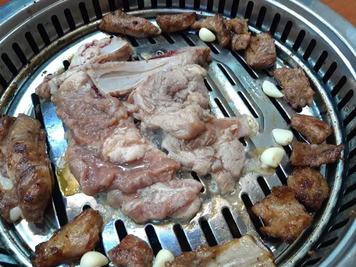 불판 위에서 익어가는 마포숯불갈비 갈매기살과 돼지갈비