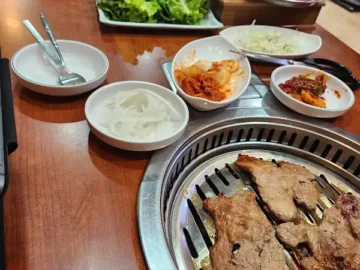 마포숯불갈비 테이블 세팅과 숯불구이 준비 모습