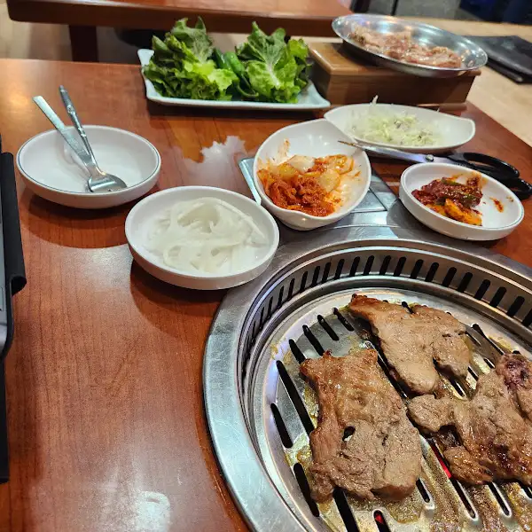 마포숯불갈비 테이블 세팅과 숯불구이 준비 모습